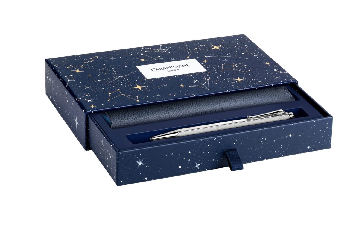 CARAN D'ACHE Kugelschreiber Ecridor Set CC0890.024 Cosmic blau mit Lederetui – Hochwertig & günstig bei ShopDeca