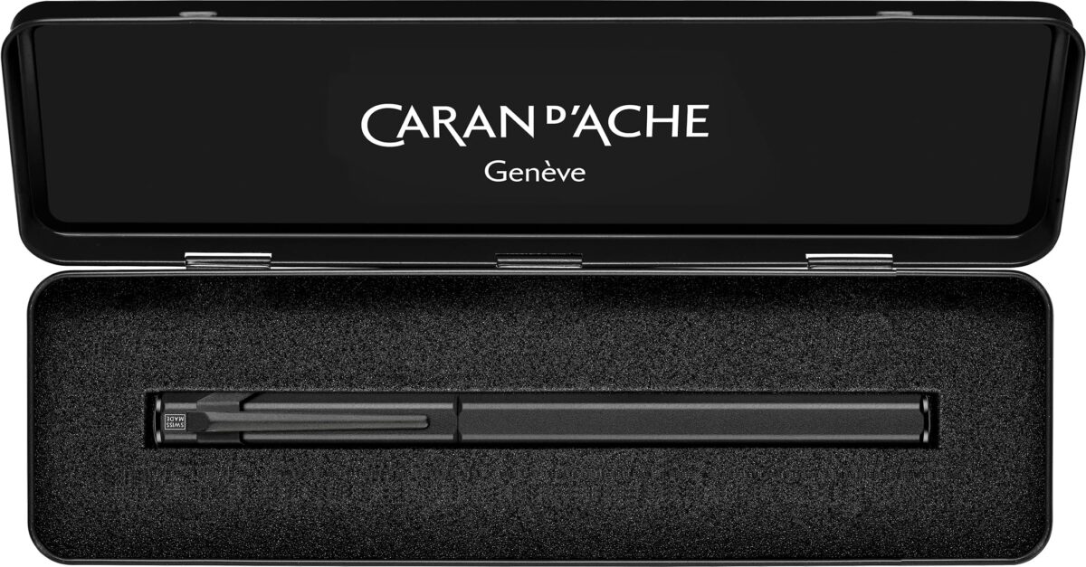 CARAN D'ACHE Füllfederhalter 849 M 840.496 Black Code – Hochwertig & günstig bei ShopDeca